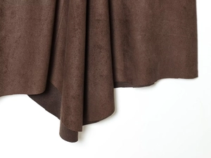 Nahaufnahme von dunkelbraunem Wildleder-Stoff mit hochwertiger Textur und weichem Fall