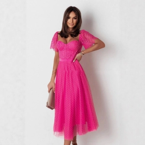 Elegantes rosenrotes Spitzenkleid mit kurzen Ärmeln und fließendem Mesh-Tüllrock in A-Linie