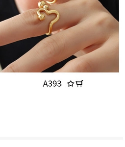 Primo piano di un anello geometrico dorato con linee curve e dettagli in micro sfere