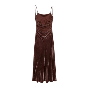 Robe caraco élégante en velours marron avec col bénitier et coupe ajustée sur fond blanc