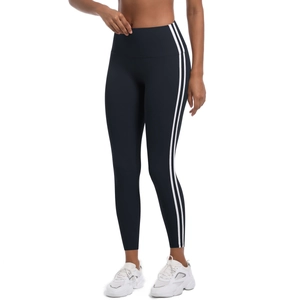 Vue détaillée du legging de yoga noir à taille haute avec bandes blanches parallèles