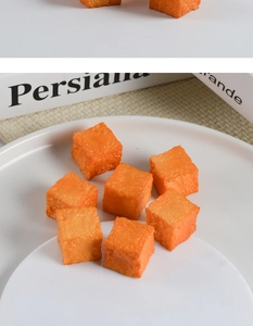 Detail von realistischem PVC Fisch-Tofu mit poröser Textur in einer weißen Schale