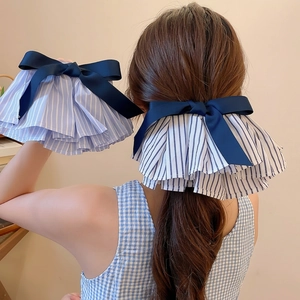 Blau-weiß gestreiftes Haargummi aus Stoff mit Rüschen und marineblauem Satin-Schleife