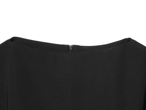 Vue macro détaillée de la fermeture éclair invisible sur ce haut noir élégant
