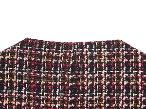 Makroaufnahme der mehrfarbigen Tweed-Stofftextur mit Web- und Fransendetails