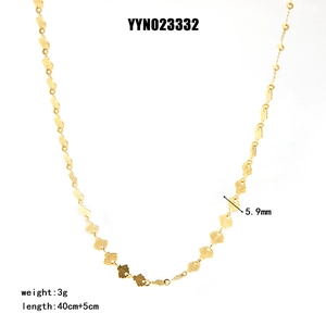 Detalle del collar de cadena festoneada bañada en oro de 18K con largo ajustable de 40+5cm
