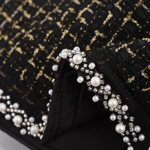 Elegante gonna corta in tweed nero con filo metallico dorato e finiture in perle bianche