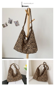 Dettaglio della borsa hobo leopardata capiente con tracolla annodata e trama in tela