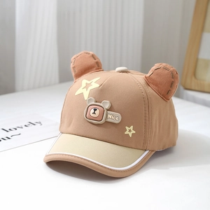Détail du chapeau soleil bébé avec oreilles d'ours 3D et patch NICE en silicone