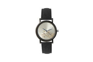 Détail du cadran argenté brossé avec motifs floraux dorés et strass sur montre quartz