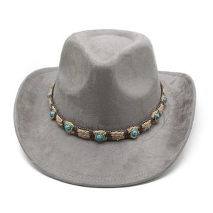 Détail d'un chapeau en daim gris avec perles turquoise et ruban en corde tressée