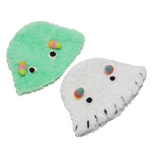 Détail de chapeaux bobs monstre en peluche vert menthe et blanc à texture douce