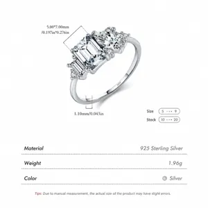 Bague en argent sterling S925 avec zircon taille émeraude et pierres latérales sur fond blanc