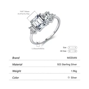 Bague en argent sterling S925 avec zircon taille émeraude et pierres latérales sur fond blanc