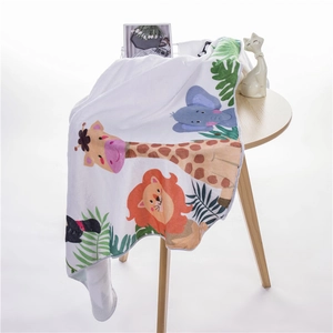 Detail der flauschigen Baby-Meilensteindecke mit Giraffen-, Löwen- und Elefantenmotiven
