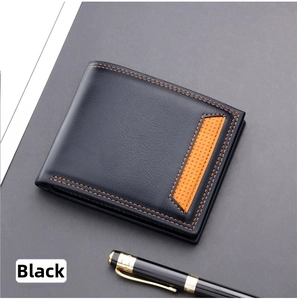 Detailansicht der Herren-Brieftasche aus schwarzem Leder mit braunen Akzenten und Nähten