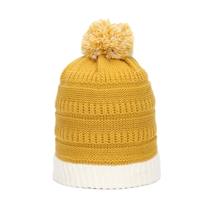 Détail du tricot côtelé bicolore jaune et blanc et du pompon de ce bonnet d'hiver