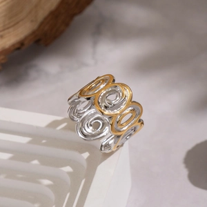 Moderner Ring in Gold und Silber mit hohlem Wirbelmuster und geometrischer Spiraltextur