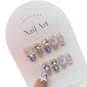 Faux ongles faits main à carreaux violets avec papillons 3D et décorations en strass