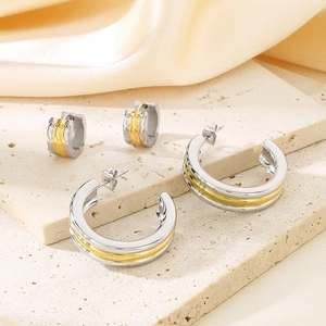 Ensemble de boucles d'oreilles minimalistes en acier titane avec finitions bicolores