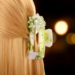 Elegante pinza per capelli a fiore verde marmorizzato con perle e strass