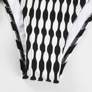 Détail du tissu de maillot de bain avec texture géométrique ondulée noire et blanche