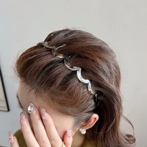 Cerchietto ondulato tartarugato per uomo indossato su capelli ricci castani per styling