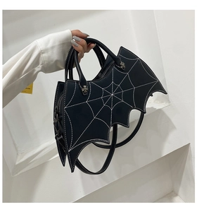 Gotische Fledermausflügel PU Leder Umhängetasche mit weißem Spinnennetz und Kreuzbeschlägen.