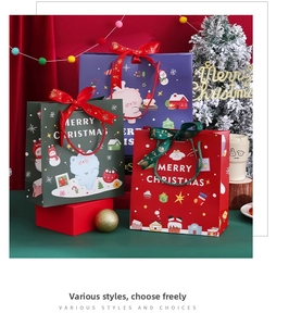 Détail de sacs cadeaux de Noël festifs avec poignées en ruban et motifs de vacances