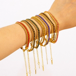 Bracelet en acier inoxydable doré avec zircons colorés et chaîne torsadée élégante
