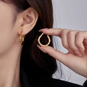 18K gold-plated stainless steel earrings with bamboo texture on a professional model