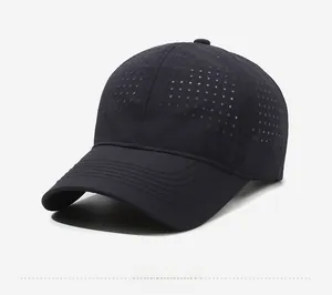 Détail de la casquette noire avec trous de ventilation découpés au laser et logo Narason