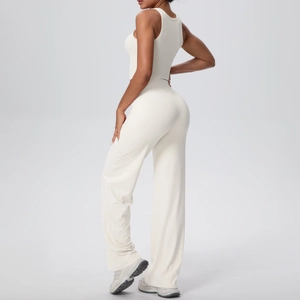Dettaglio del set yoga a costine bianco crema con top aderente e pantaloni a gamba larga
