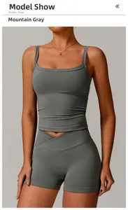 Détail de l'ensemble de yoga Gris Montagne avec débardeur col en U et short croisé