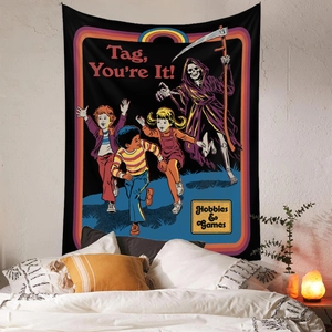Dettaglio di un arazzo cartoon con arte a fumetti horror vintage appeso sopra un letto