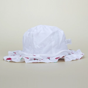 Dettaglio dell'etichetta di lavaggio del cappello bimbo con istruzioni e fragole
