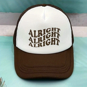 Detail von brauner Trucker-Cap mit weißer Front und dreizeiligem ALRIGHT-Schriftzug-Druck