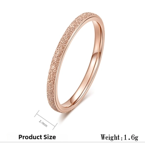 Détail de la bague givrée en or rose 2,0 mm avec poids de 1,6 g et surface interne polie