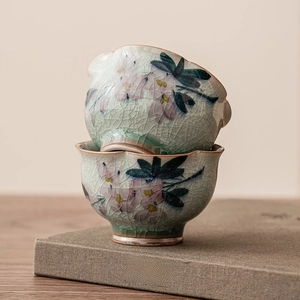 Tasses à thé en céramique céladon peintes à la main avec glaçure craquelée et motifs floraux