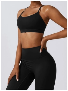 Vue détaillée du legging de yoga noir à taille haute et de l'ensemble de soutien-gorge