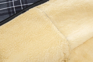 Detail der schweren Karojacke mit warmem Lammwollfutter und robustem schwarzen Reißverschluss