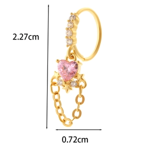 Vue détaillée du piercing de nez en titane 20G avec cristal coeur rose et breloques