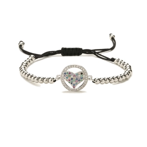 Détail du bracelet réglable avec perles et cœur pavé de pierres multicolores