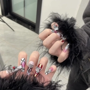 Faux ongles gothiques 3D araignée avec strass rouges et relief métallique croix