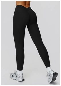Détail de la taille haute en V sur le legging de yoga noir pour modelage fitness