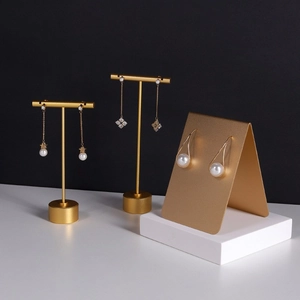 Eleganter Schmuckständer aus Goldmetall mit verschiedenen Perlenohrring-Designs