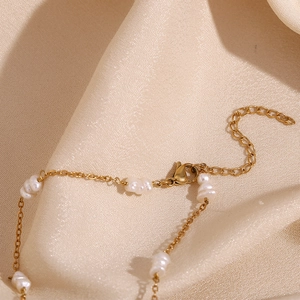 Détail de la chaîne perlée plaquée or 18K avec perles d'eau douce et fermoir