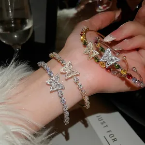 Elegante bracciale aperto a farfalla con zirconi e cristalli di lusso per donna