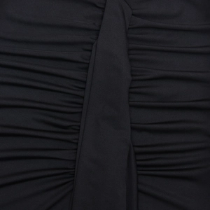Détail rapproché de la texture du tissu plissé noir élégant et des coutures de la robe en V