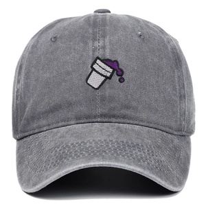 Détail de la broderie de coupe violette sur une casquette en coton gris foncé